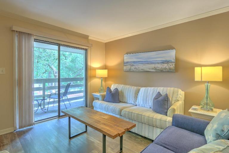 Fiddler's Cove Retreat - Top-Floor Beach Condo Pool Walk to Shore - Bed and Breakfast Hilton Head
