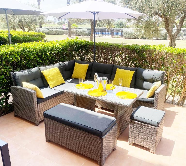 Delightful Ground Floor 2 bed with access to pool, Wi-Fi, AC - Bed and Breakfast Sucina