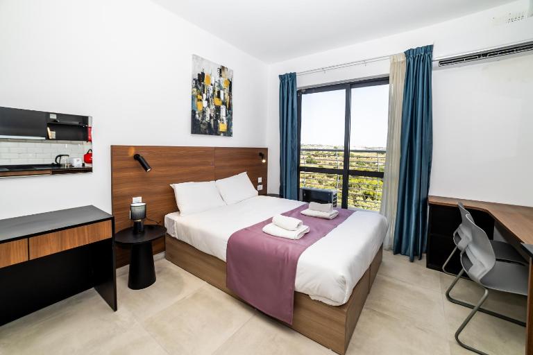 Cosy Double Bed Studio With View - by HostMT - B&B San Pawl il-Baħar