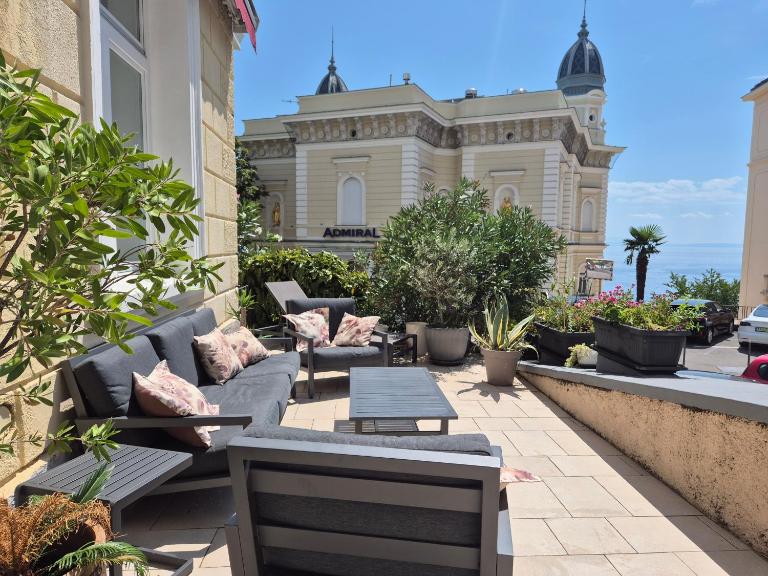 Superior Seaview Apartment - Bed and Breakfast Opatija