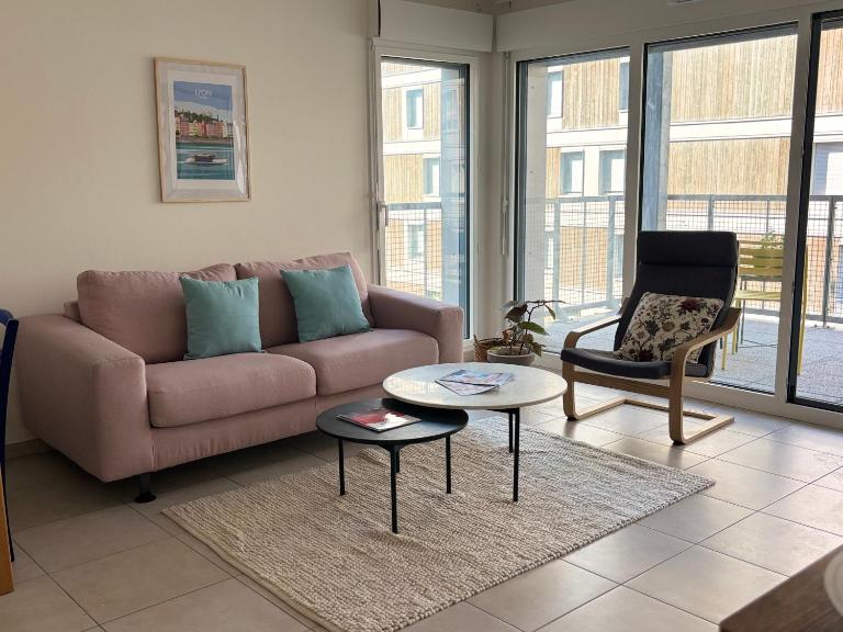 Côté Parc - appart cosy, terrasse, parking & au pied du métro à Lyon - B&B Vénissieux