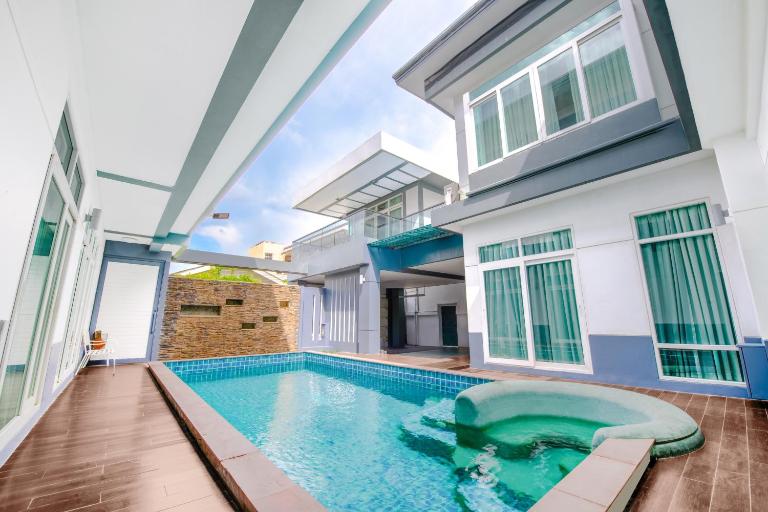 Luxury Pure Modern Pool Villa 5Bed KTV Gym Nr BTS&Central - B&B Bangkok