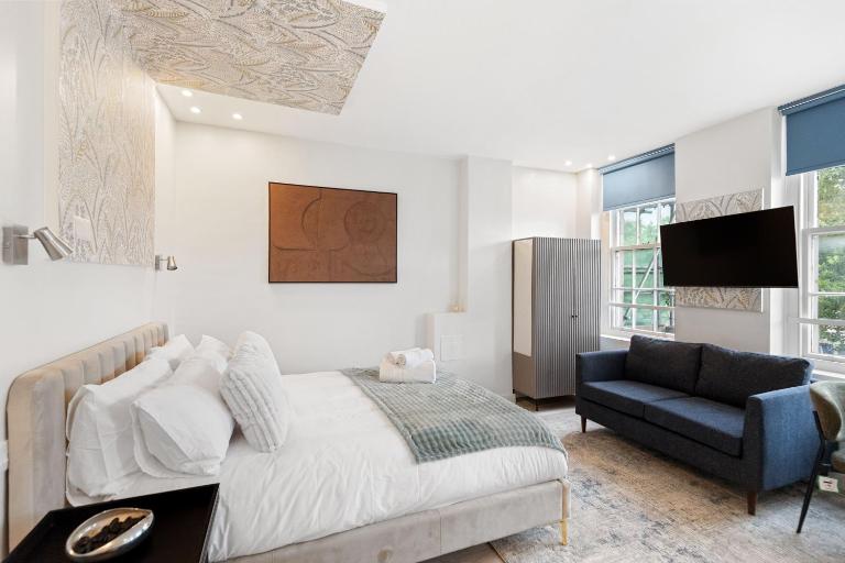 BRIGHT DOCKSIDE HARBOUR & SHIP VIEW POTSMOUTH STUDIO- WALKING DISTANCE TO GUNWARF - FREE WiFi - FLAT SCREEN SMART TV - PERFECT FOR COUPLES AND CONTRACTORS - B&B Portsmouth