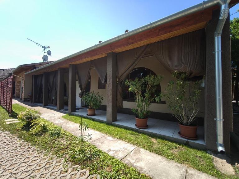 Anna Vendégház - B&B Kápolnásnyék