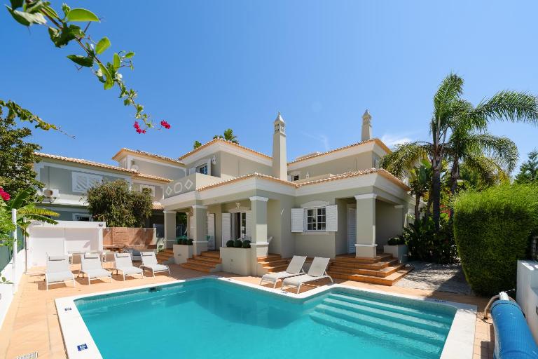 Charming Villa with Private Pool by LovelyStay - B&B Albufeira