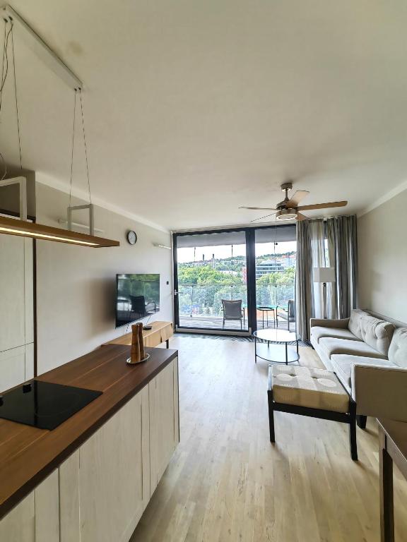 Free Parking Modern Smíchov Apartment With Large Balcony - Chambres d'hôtes Prague