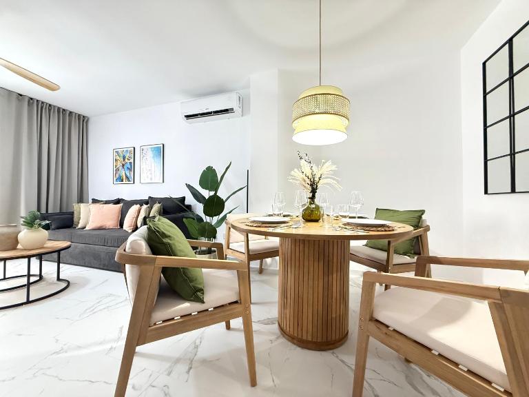 Sunset Beach Apartment - Playa del Cura, 10 meters to Beach, Sea View, Centrally Located, Los Locos - Ferienwohnung Torrevieja
