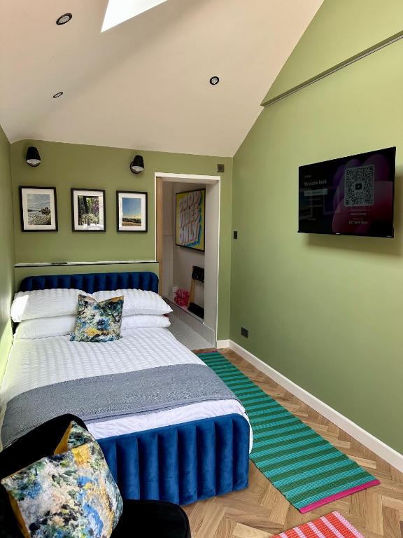 Private room with ensuite and small double bed - B&B Hackington