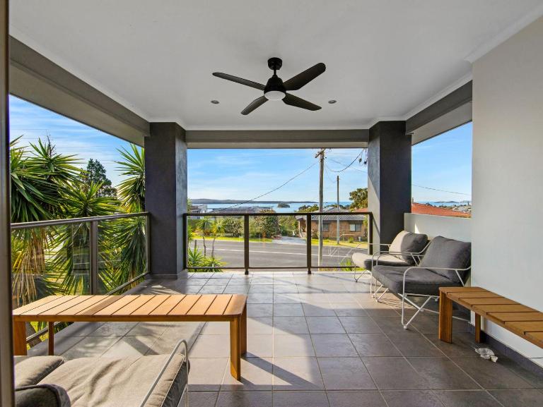 Ocean View Coastal Breeze - Deck & BBQ in Catalina - Bed and Breakfast Batemans Bay