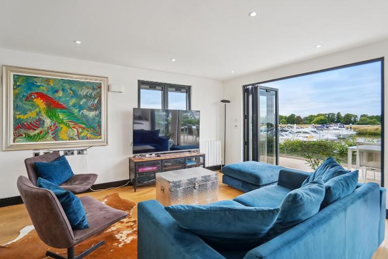 Luxury Lodge River Thames - Beautiful Marina Views - By Tempstay - Bed and Breakfast Dorney