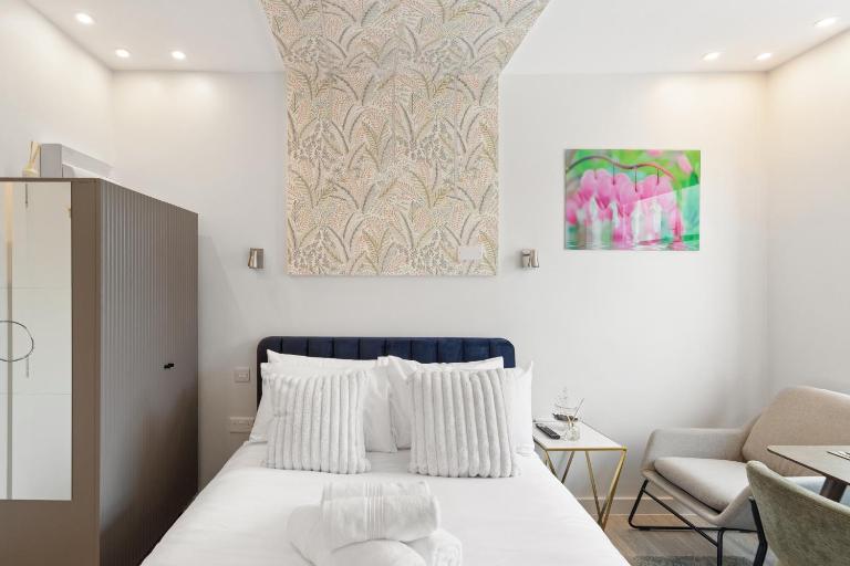 STYLISH PORTSMOUTH APARTMENT- WALKING DISTANCE TO GUNWHARF AND HISTORIC DOCKYARD- FREE WiFi - FLAT SCREEN SMART TV - PERFECT FOR COUPLES AND CONTRACTORS - B&B Portsmouth