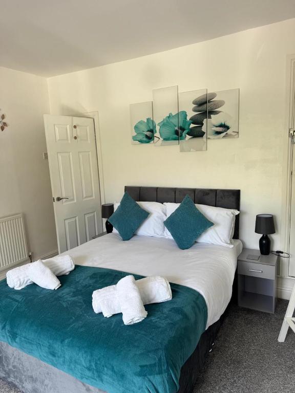 Stylish 3BR Home with Patio & WiFi, Best for Extended Stays - B&B Loughborough