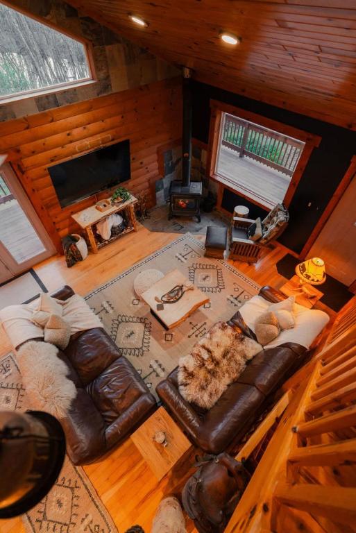 COZY Cabin with Hot Tub - Near all in Hocking Hills - B&B Logan