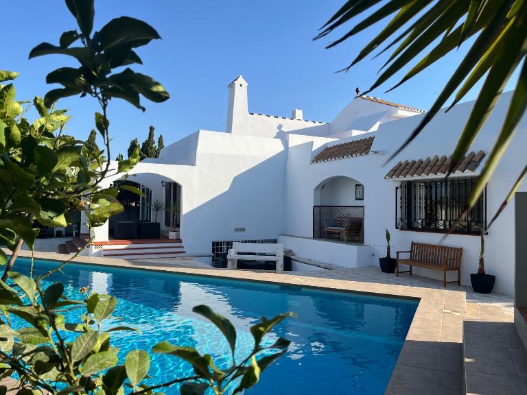 Villa de los Osos - 3min Walk To The Beach & Club De Golf Playa Serena, Entire House, Chalet With XXL Private Pool & Gym - B&B Roquetas de Mar