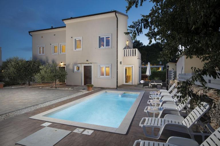 Villa Nocciola with Sea View, Private Pool and Sauna - B&B Premantura