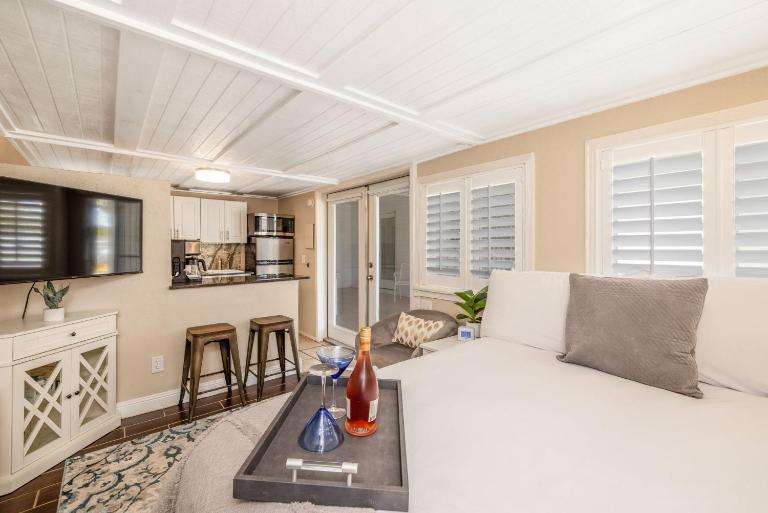 Charming private guest house with pool - B&B Tempe