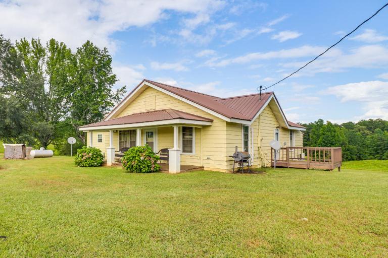 BBQ Ready: Delta Country Home on 30 Acres - B&B Delta