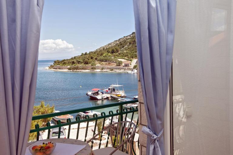 Villa Stana - Beachfront Apartments with Sea View & Free Parking - Bed and Breakfast Vinišće