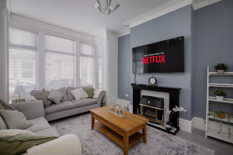 Comfy 3-Bed, Sleeps 5 & Parking - Chambres d'hôtes Blackpool