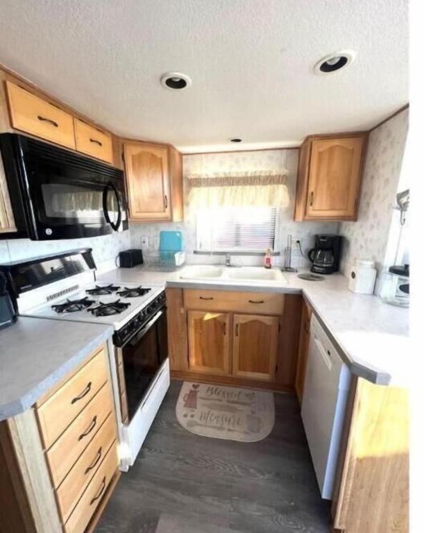 Rogue River Landing Resort Cabins - B&B Gold Beach