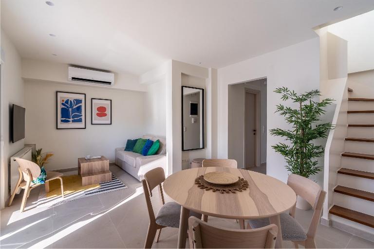 The Portside Getaway - 2BR, 2BA Duplex in Piraeus - B&B Pireo