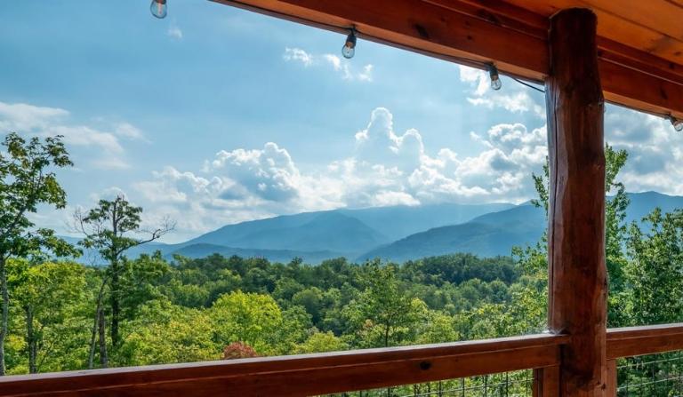LOVED, Stunning MTN Views, Game room, Fire Pit - Bed and Breakfast Gatlinburg