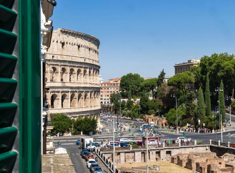 Alma at Colosseum Luxury Apartment with View - B&B Roma