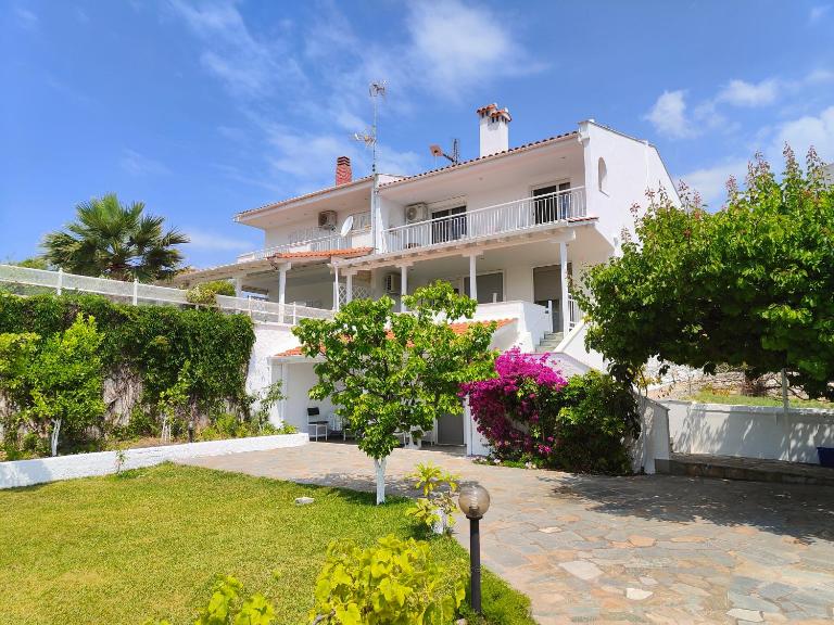 3 Bedroom House, 250m from Trikorfo Beach - B&B Yerakini