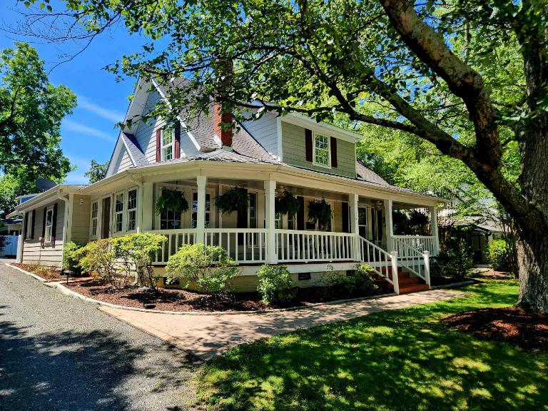 Downtown Cary 1930s Bungalow - Great walkability - B&B Cary