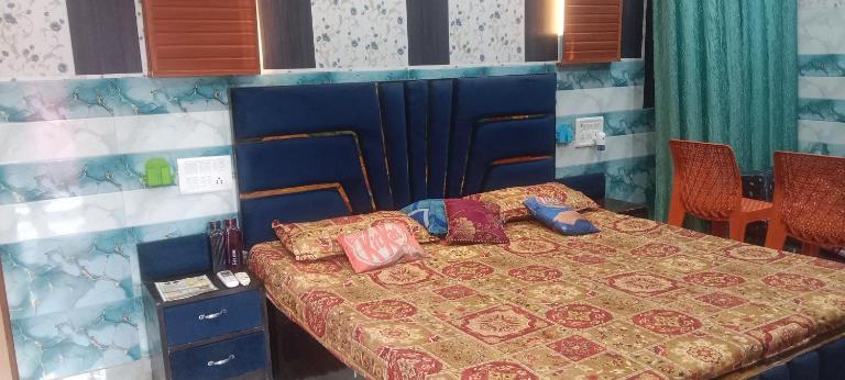 Kanha ji vindravan dham 89799PG12972, free pick up also taxi and Activa rent - B&B Mathura