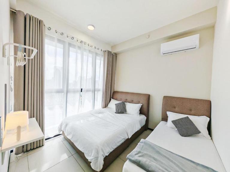 Stylish city center infinity pool unbeatable night view near to attractions, food, family friendly - B&B Jelutong