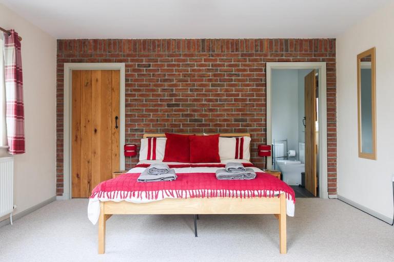 Cosy Countryside Escape with Garden, WiFi and Coastal Access - B&B Llanwinio