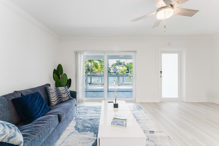 Waterfront Retreat Views, Pool, Hot Tub, Gym Walk to Beach & Boca Resort! - Bed and Breakfast Boca Raton