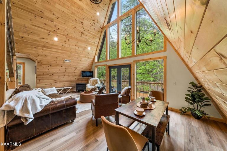 Mountain View Retreat with Large Swim Spa, Game Room - Chambres d'hôtes Sevierville