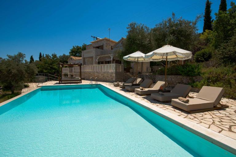 Villa Ionia with pool and sea view - Chambres d'hôtes Gáïos