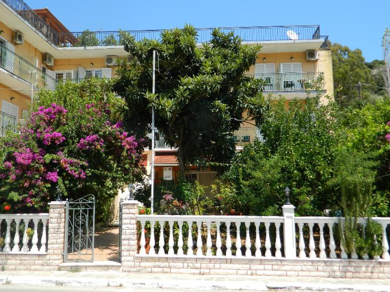 Logara's Apartments - B&B Agía Effimía
