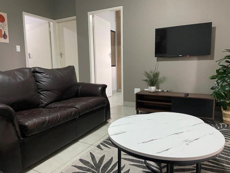 Warm, Homely Apartment - 5min Away Menlyn Main - B&B Pretoria