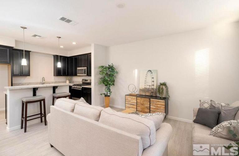 Local 3BD 3BA with WiFi Parking - B&B Carson City
