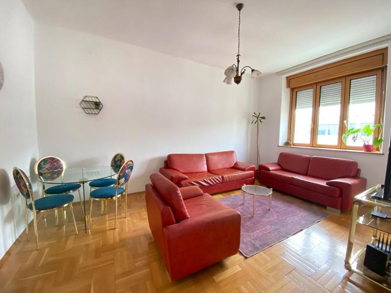 Heart of the city big 1BR on Independence square - B&B Podgorica