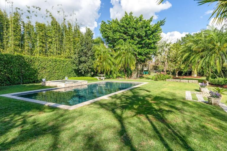 The Garden House Hot Tub Pool and Lush Garden Oasis - Bed and Breakfast Homestead