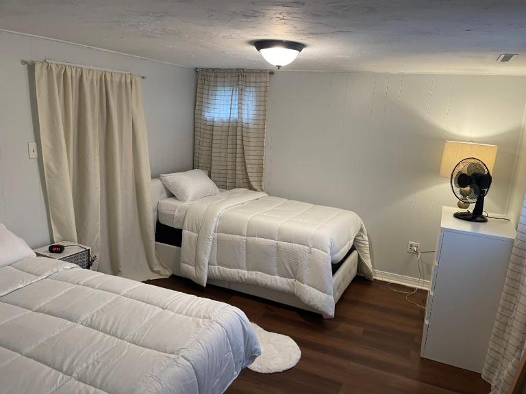 Garden level one bedroom apartment - Ferienwohnung Brockton