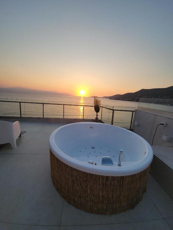 Stylish Rooftop Retreat with Hot Tub with Loutraki Beach - B&B Loutráki