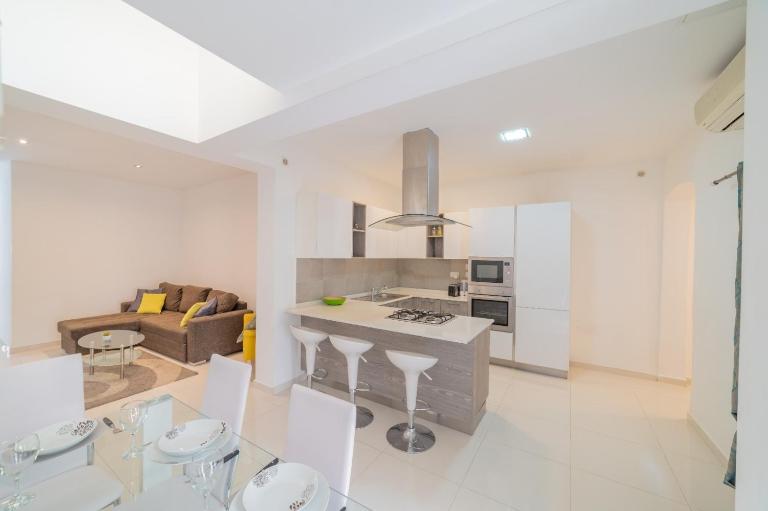 Seashells 1 min to seafront & Sliema - Bed and Breakfast Gżira