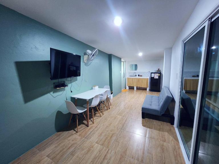 Baan U Sabai Poshtel (บ้านอยู่สบาย พอสเทล) - B&B Manorom