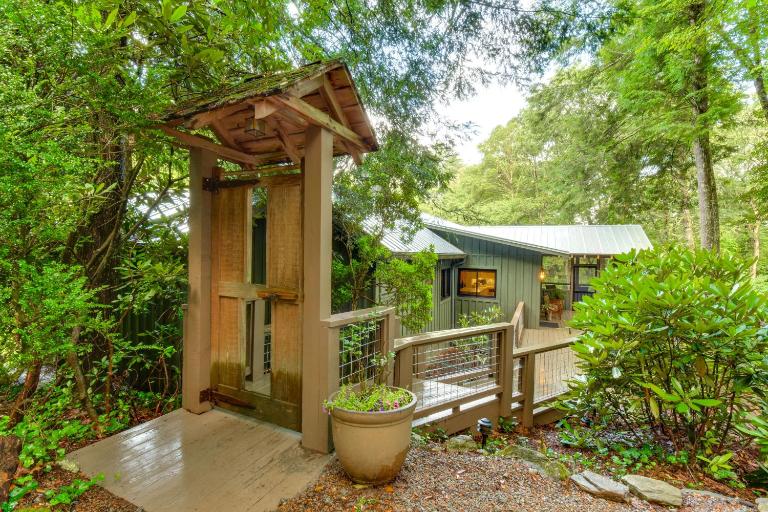 Tranquil Highlands Cottage w/ Fire Pit & Stream! - Bed and Breakfast Highlands