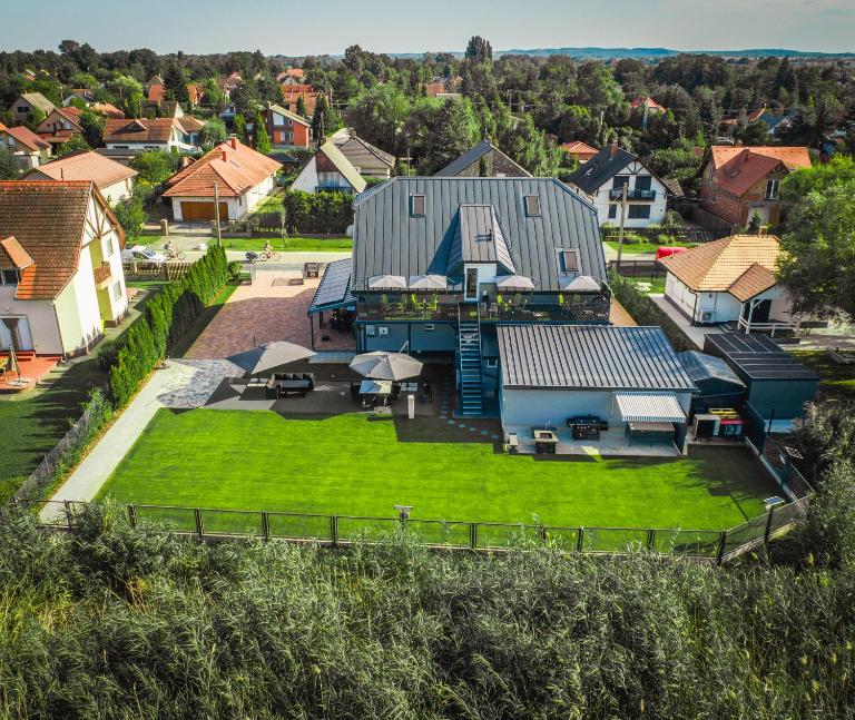 Peter & Roza Modern Apartmanház **** - B&B Balatonmáriafürdő