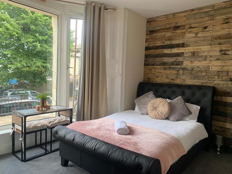 155 Studio 1 - Uplands - Bed and Breakfast Swansea