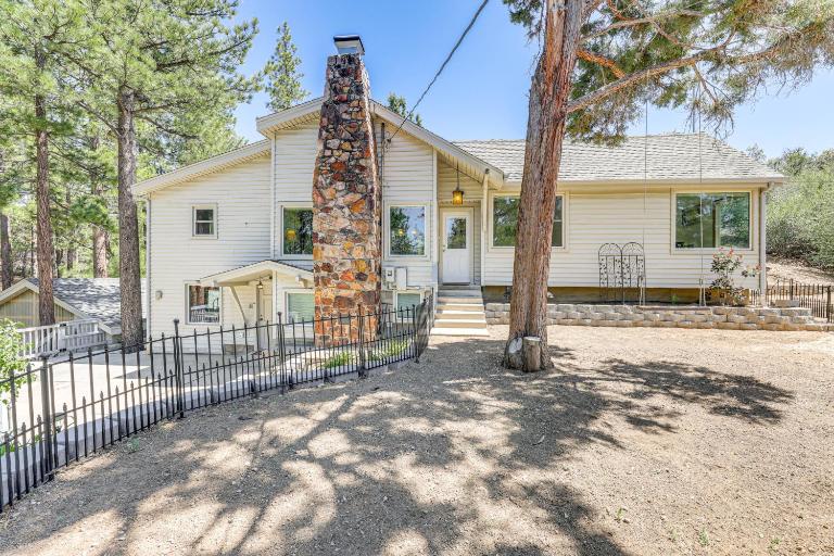 Trail Access & Snow Hill On-Site: Big Bear Gem - Chambres d'hôtes Big Bear City