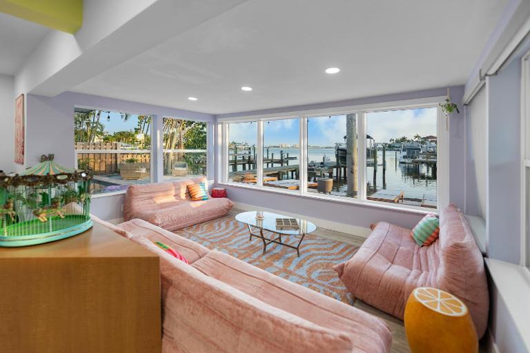 Pink Pony Villa - Waterfront Escape with Pool & Themed Rooms - Bed and Breakfast Palm Harbor