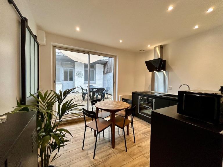 Petit Paradis - Terrasse privée - 100m de la gare - B&B Hénin-Beaumont